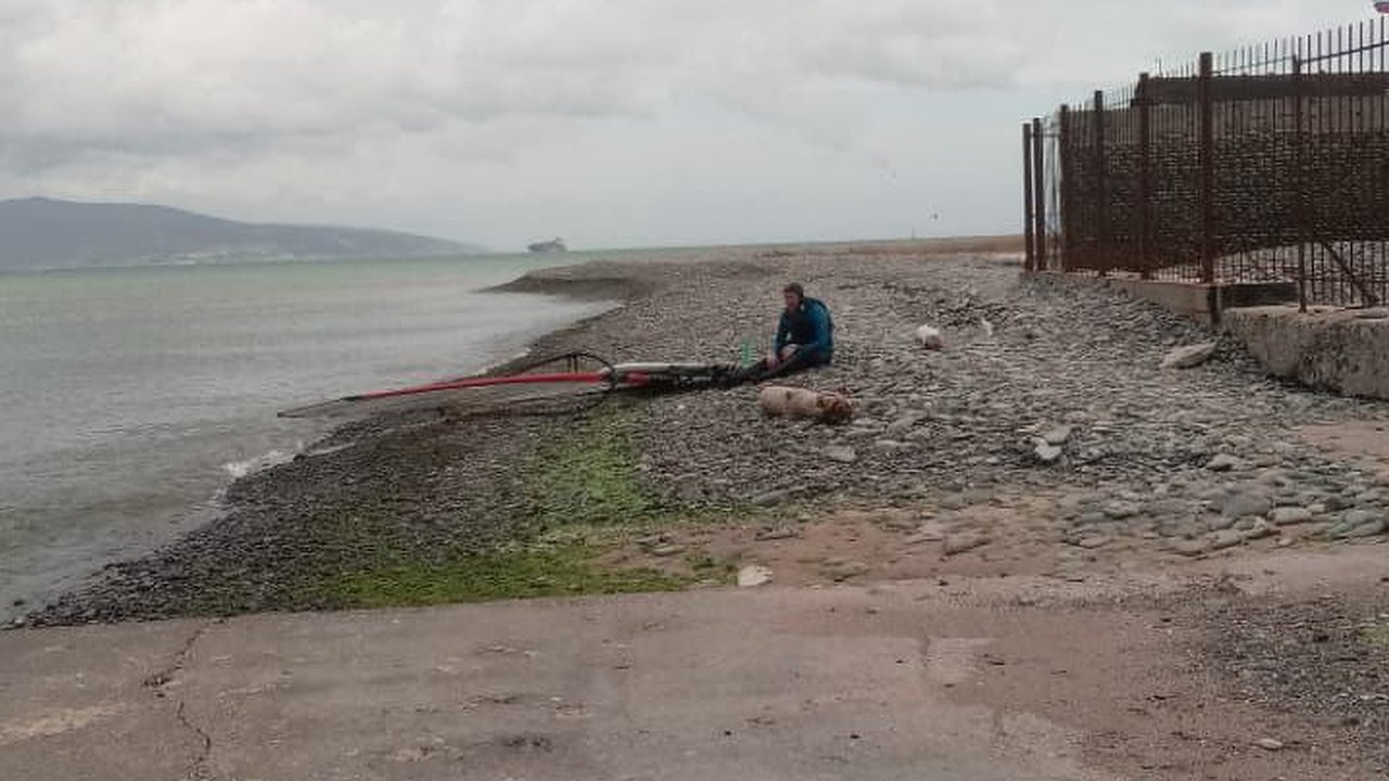 Главная картинка новости: В Новороссийске серфингиста унесло в море. Видео