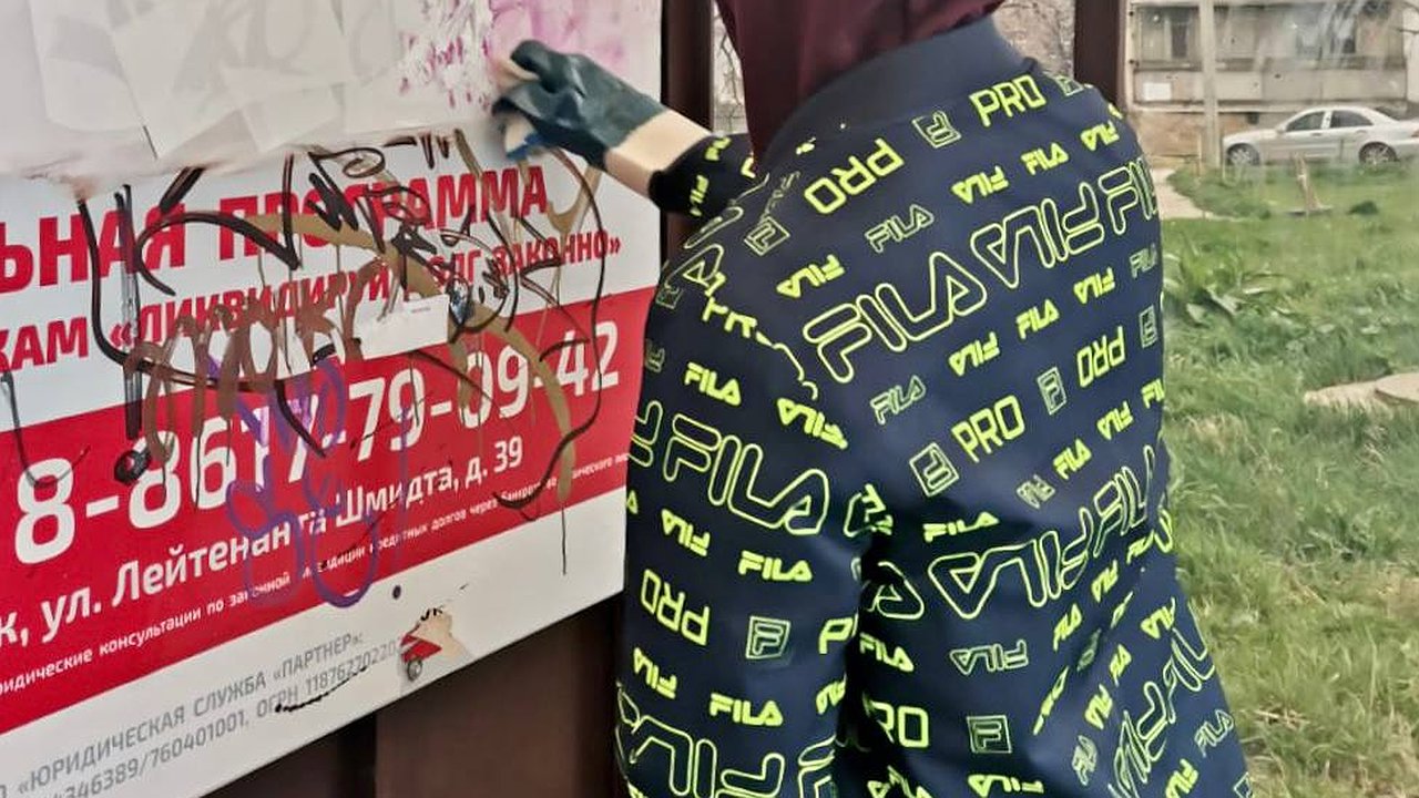 Главная картинка новости: Новороссийцы поймали подростка, который разрисовывал остановку