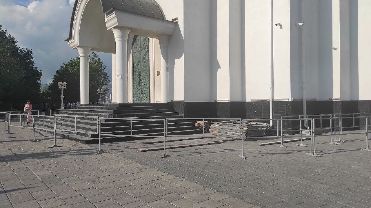 Главная картинка новости: Храм на Набережной Новороссийска закрыли на ремонт