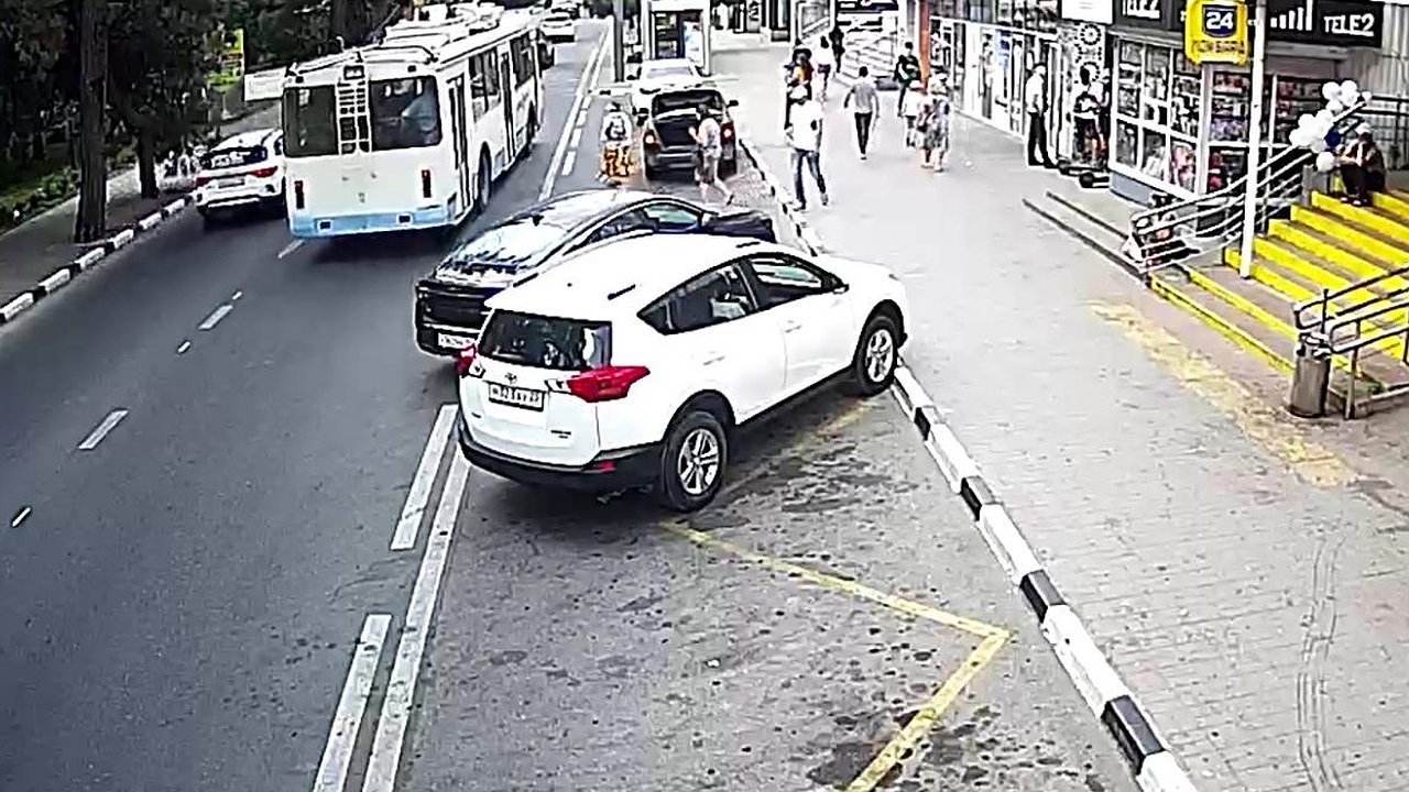 Главная картинка новости: В центре Новороссийска появилась новая камера: автолюбителей будут штрафовать за парковку на остановке «Смена»