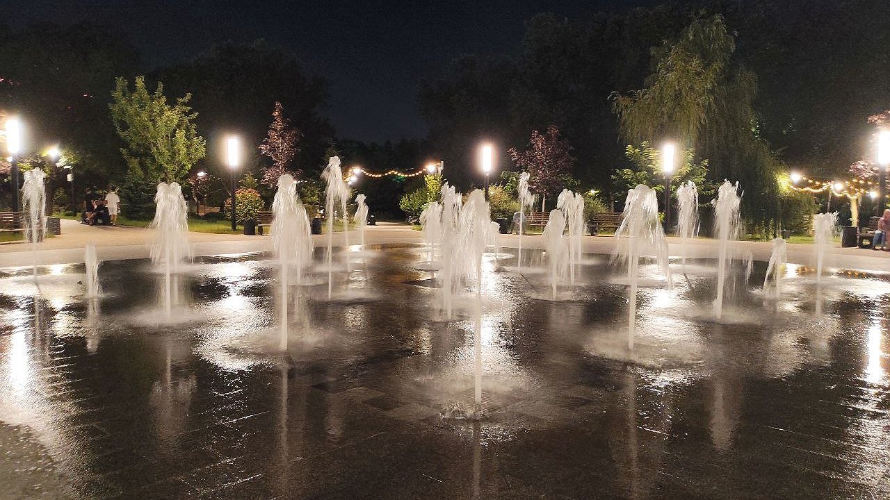 Главная картинка новости: Фонтан в центре сквера Чайковского заработал