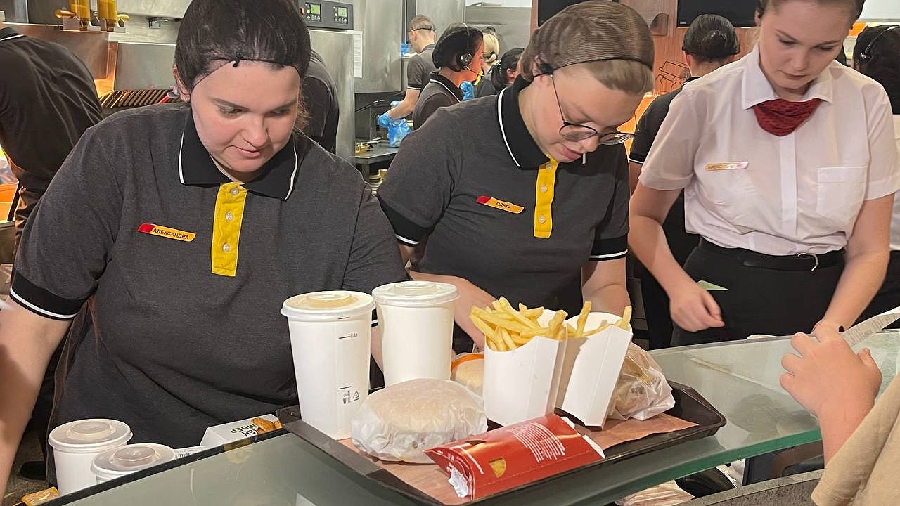 Главная картинка новости: Стало известно, когда в Новороссийске вместо «Макдональдса» откроется «Вкусно — и точка»