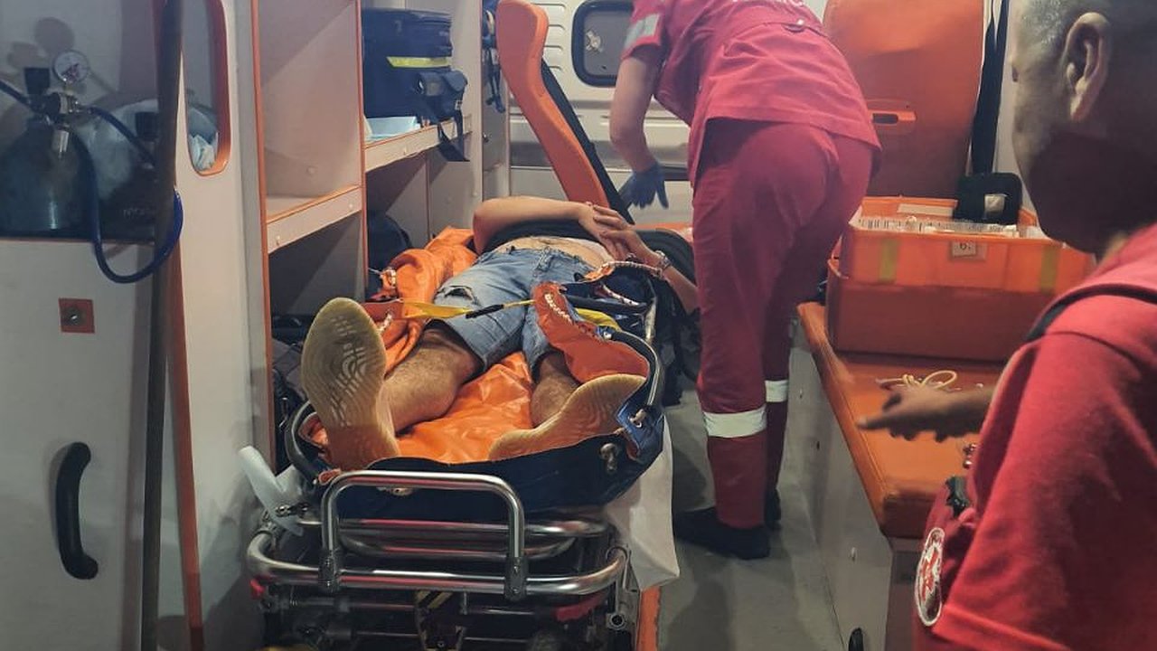 Главная картинка новости: Ночью в горах Новороссийска перевернулся УАЗ