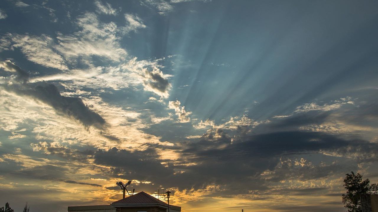 Главная картинка новости: На Черноморском побережье выходные начнутся с дождя и грозы