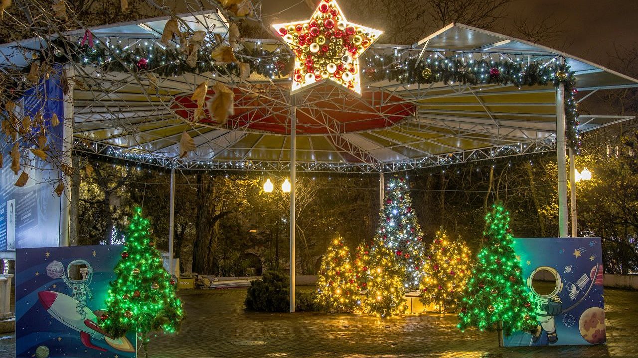 Главная картинка новости: В Новороссийске проведут новогодние мероприятия у городских елок