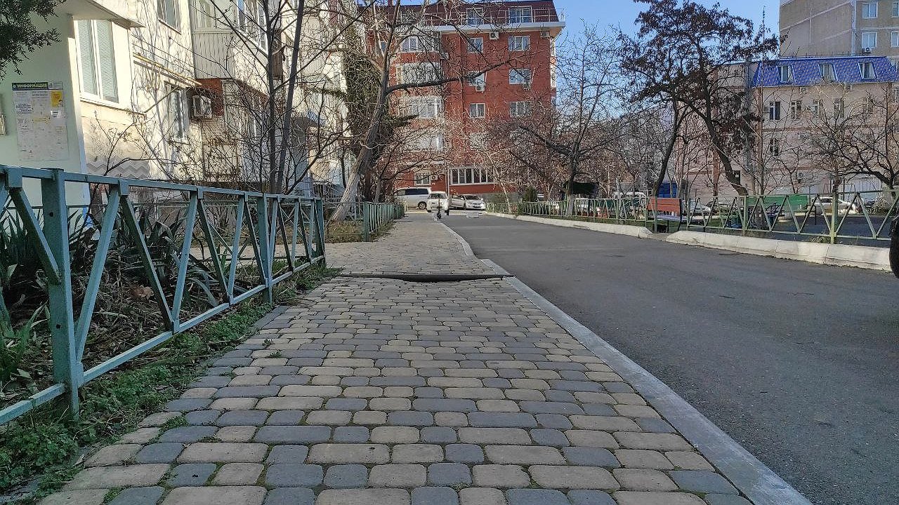 Главная картинка новости: В Новороссийске отремонтируют тротуары на дворовых территориях за 2,7 миллиона