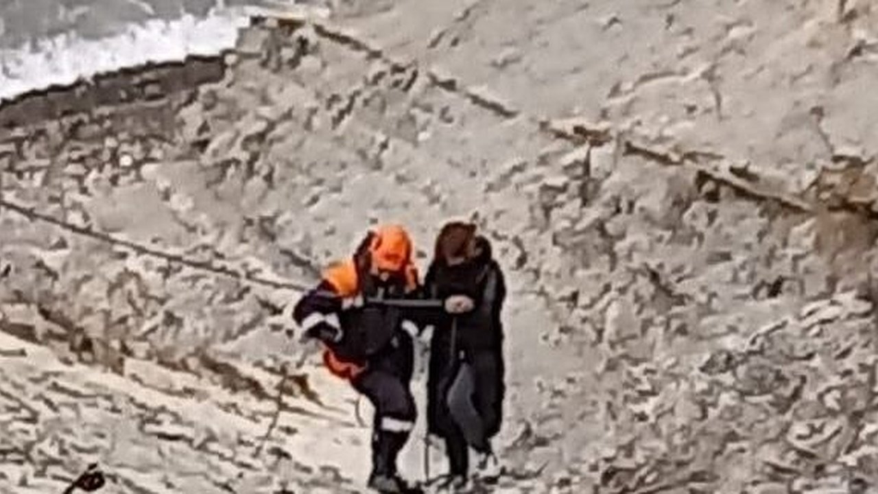 Главная картинка новости: В Новороссийске спасатели сняли женщину с обрыва