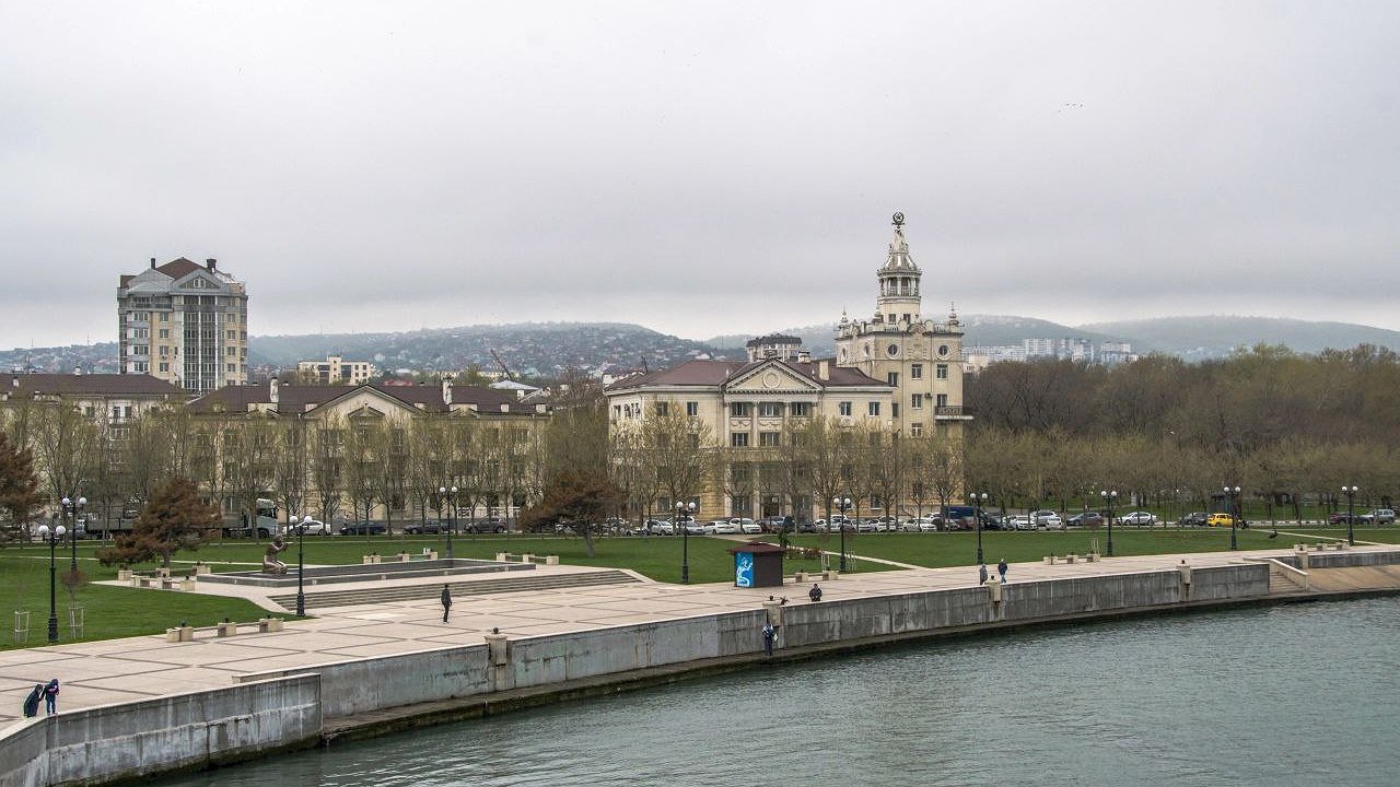 Главная картинка новости: Выходные на Черноморском побережье начнутся с дождя и грозы