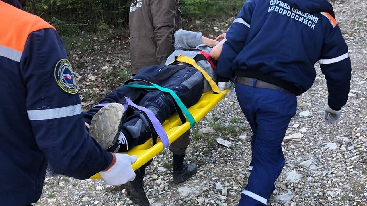 Главная картинка новости: Спасатели Новороссийска вытащили мужчину из машины после ДТП