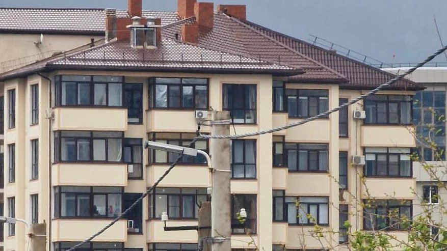Главная картинка новости: Крышу по улице Лейтенанта Шмидта в Новороссийске отремонтируют до 5 мая