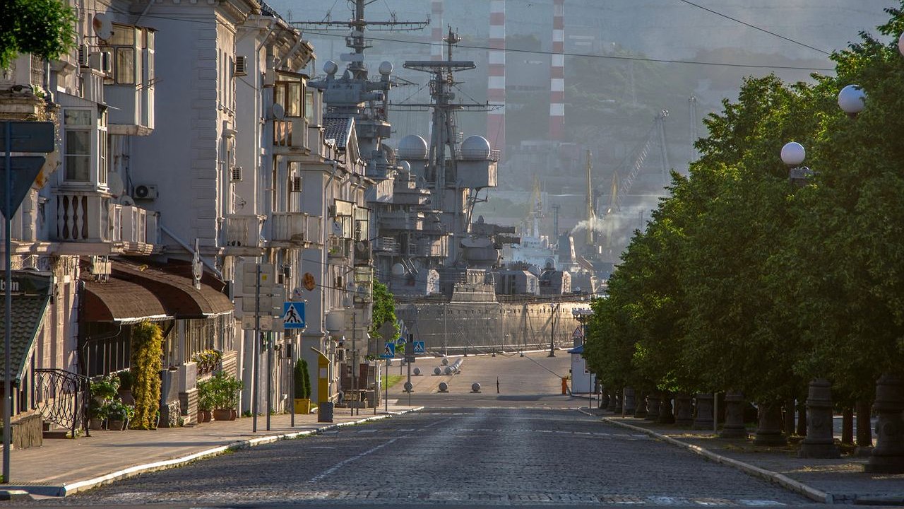 Главная картинка новости: Островок безопасности и ремонт тротуара: в Новороссийске на дорожные работы потратят 4,9 миллиона