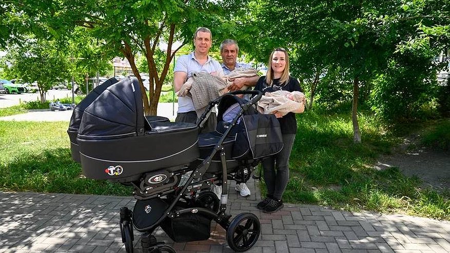 Для новорожденных тройняшек в Новороссийске купили коляску