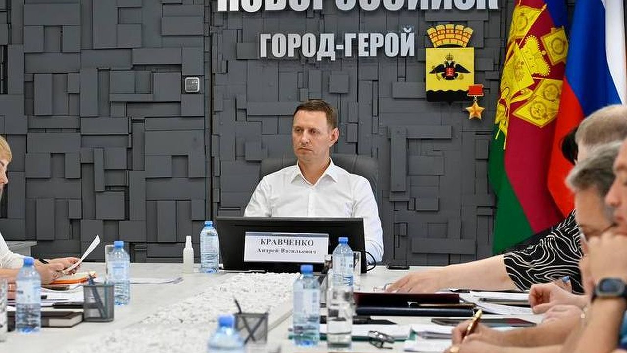 Главная картинка новости: Мэр Новороссийска продолжает инспектировать автобусы