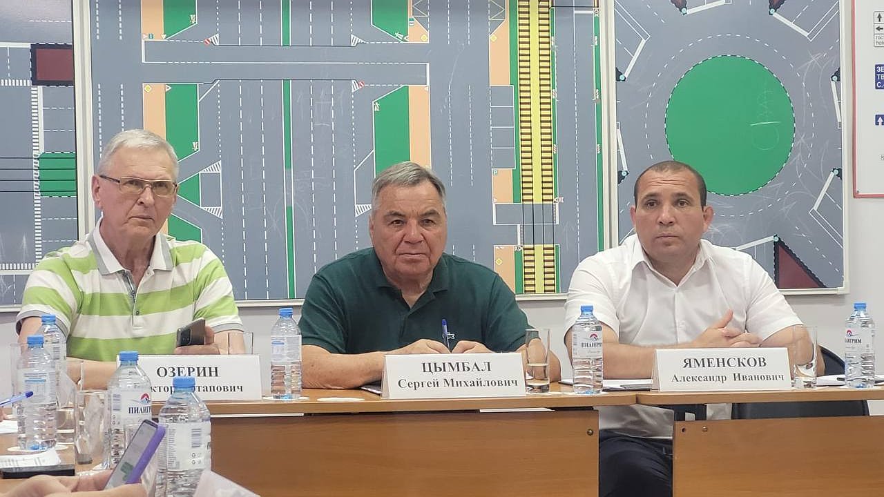 Главная картинка новости: Проезд на красный свет и курение: в Новороссийске 3 водителей маршруток отстранили от работы