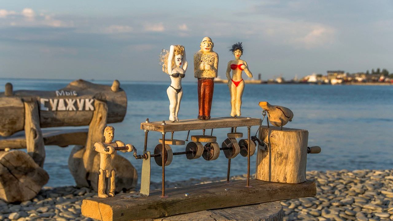 Главная картинка новости: Мастер из Новороссийска установил новую фигурку на Суджукской косе