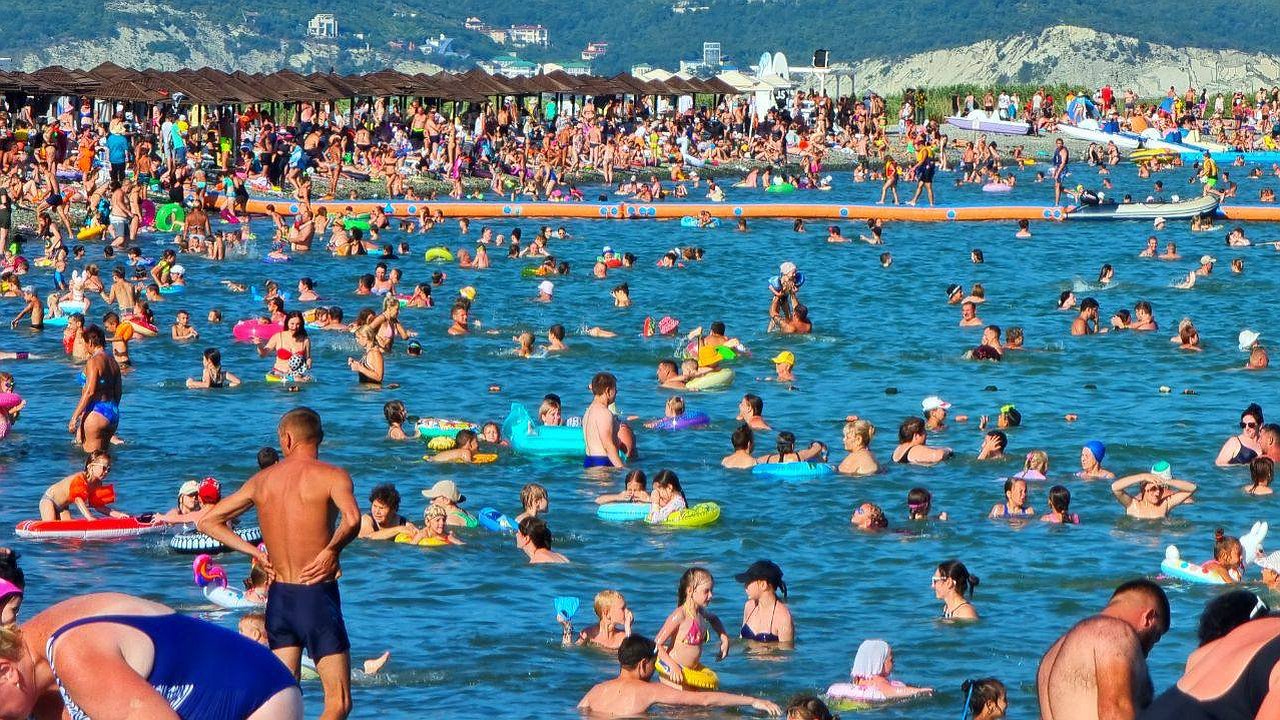 Главная картинка новости: Летом в Новороссийске отдохнули более 450 тысяч туристов