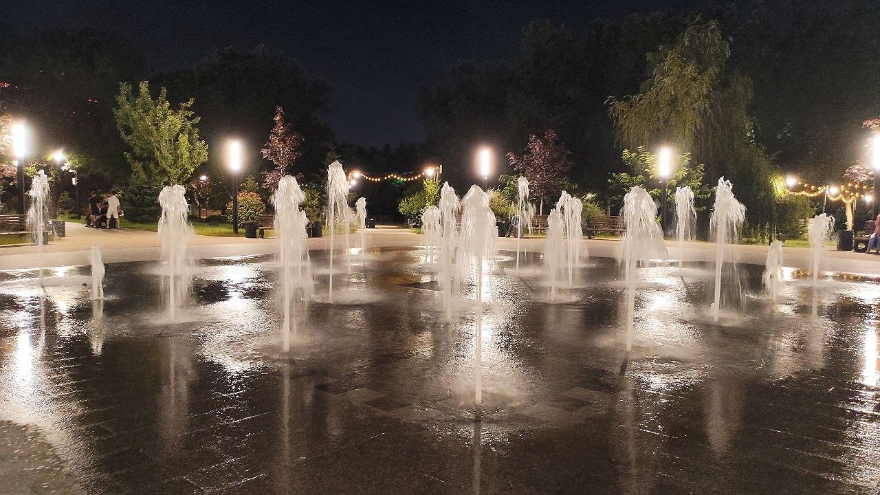 Главная картинка новости: В центре Новороссийска ребенок упал в люк пешеходного фонтана