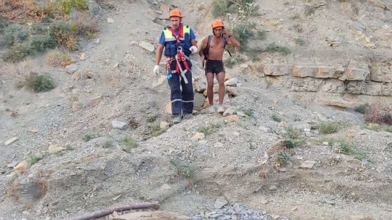 Главная картинка новости: Спасатели Новороссийска сняли мужчину со склона горы Колдун