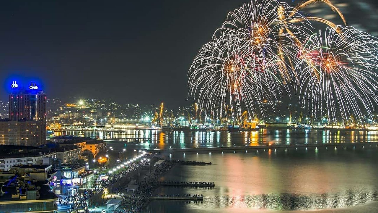 Главная картинка новости: Власти Новороссийска утвердили 16 мест для запуска салютов в новогоднюю ночь. Адреса