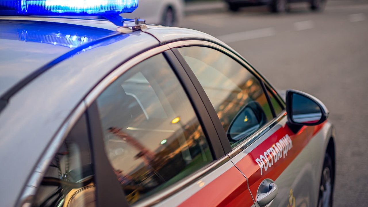 Главная картинка новости: В караоке-баре Новороссийска приезжий устроил дебош и пытался скрыться от стражей порядка