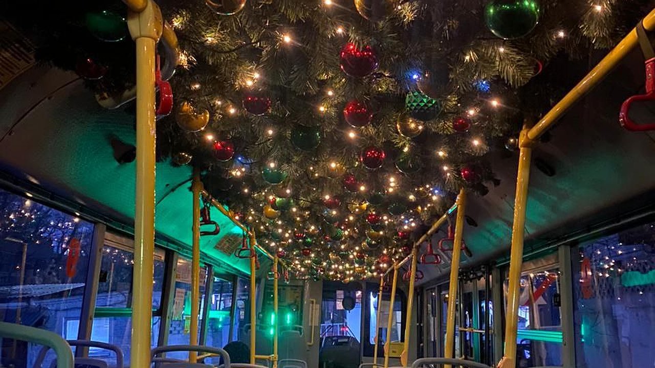 Главная картинка новости: В Новороссийске на маршрут вышел новогодний троллейбус. Видео