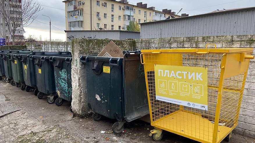 Главная картинка новости: В центре Новороссийска установили первые желтые контейнеры для сбора пластика: что можно в них выбрасывать