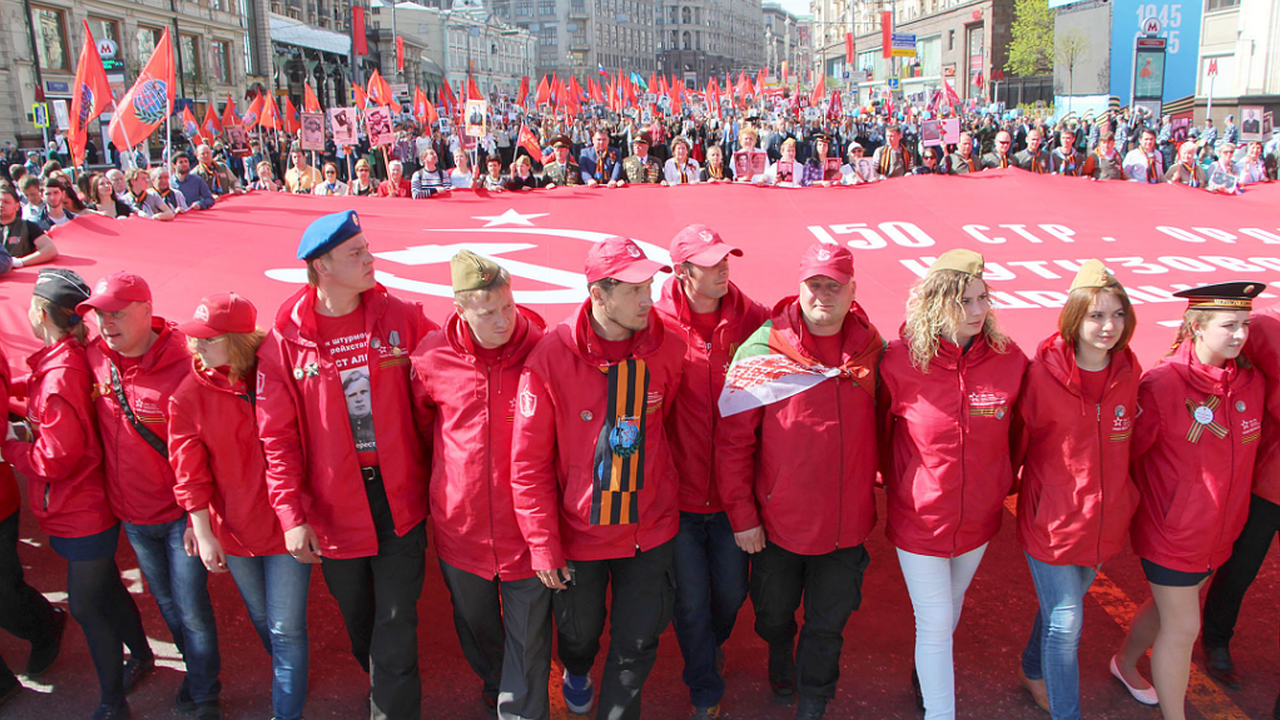 Главная картинка новости: В Новороссийске развернут Знамя Победы размером 200 квадратных метров