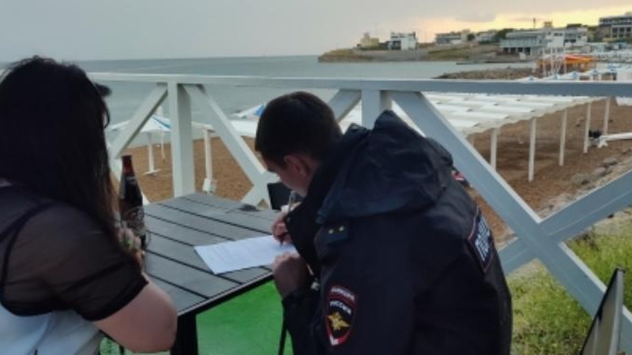 Главная картинка новости: В палатках на пляже Мысхако изъяли 300 литров алкоголя
