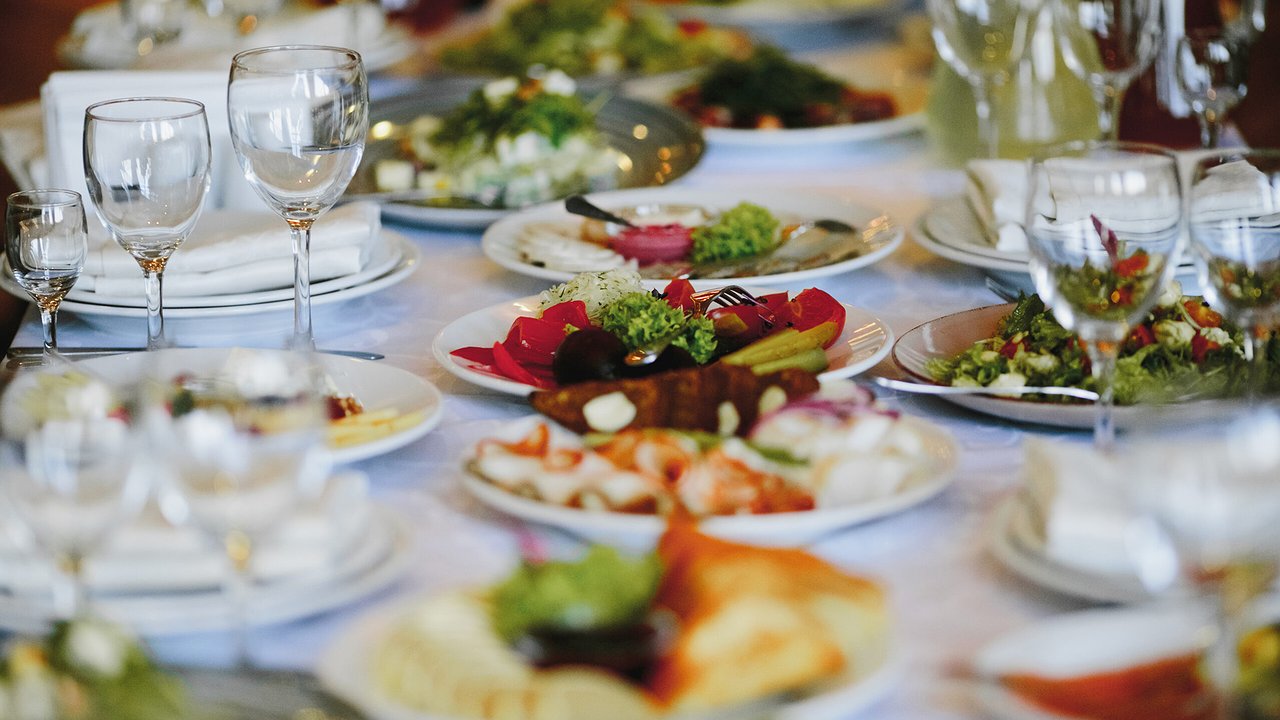 Главная картинка новости: Что поставить на новогодний стол и во сколько обойдутся угощения?