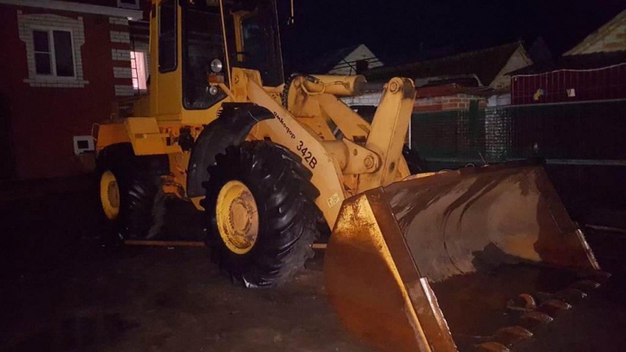 Главная картинка новости: В Новороссийске похитили и перепродали экскаватор