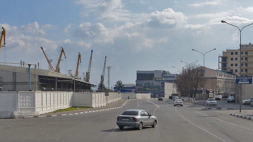 Главная картинка новости: Голос города: «Грязь и ямы — первое, с чем сталкиваются иностранные моряки в Новороссийске»