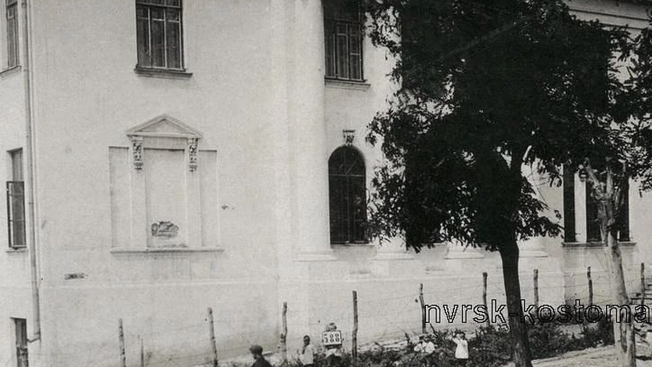 Главная картинка новости: На месте старинного здания школы в Новороссийске сегодня пустырь