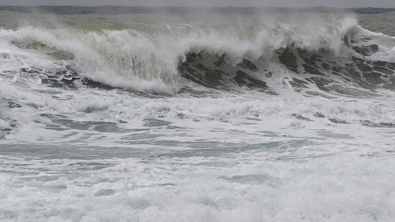 Главная картинка новости: Штормовое предупреждение продлили: в выходные на Черноморском побережье ожидаются дождь и гроза