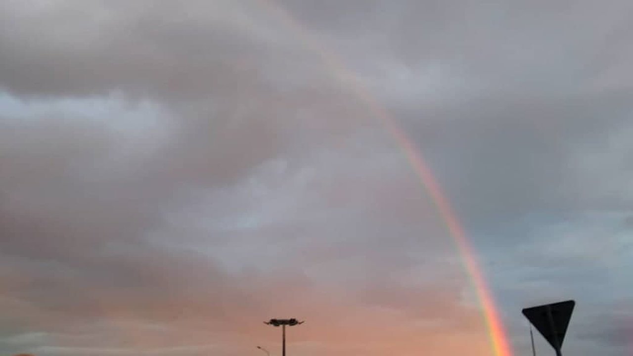 Главная картинка новости: В небе над Новороссийском стояла полная красная радуга. Видео