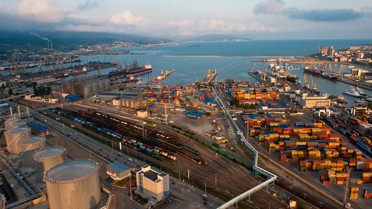 Главная картинка новости: Сахар, чугун и химические грузы. Что экспортируют из порта Новороссийска?