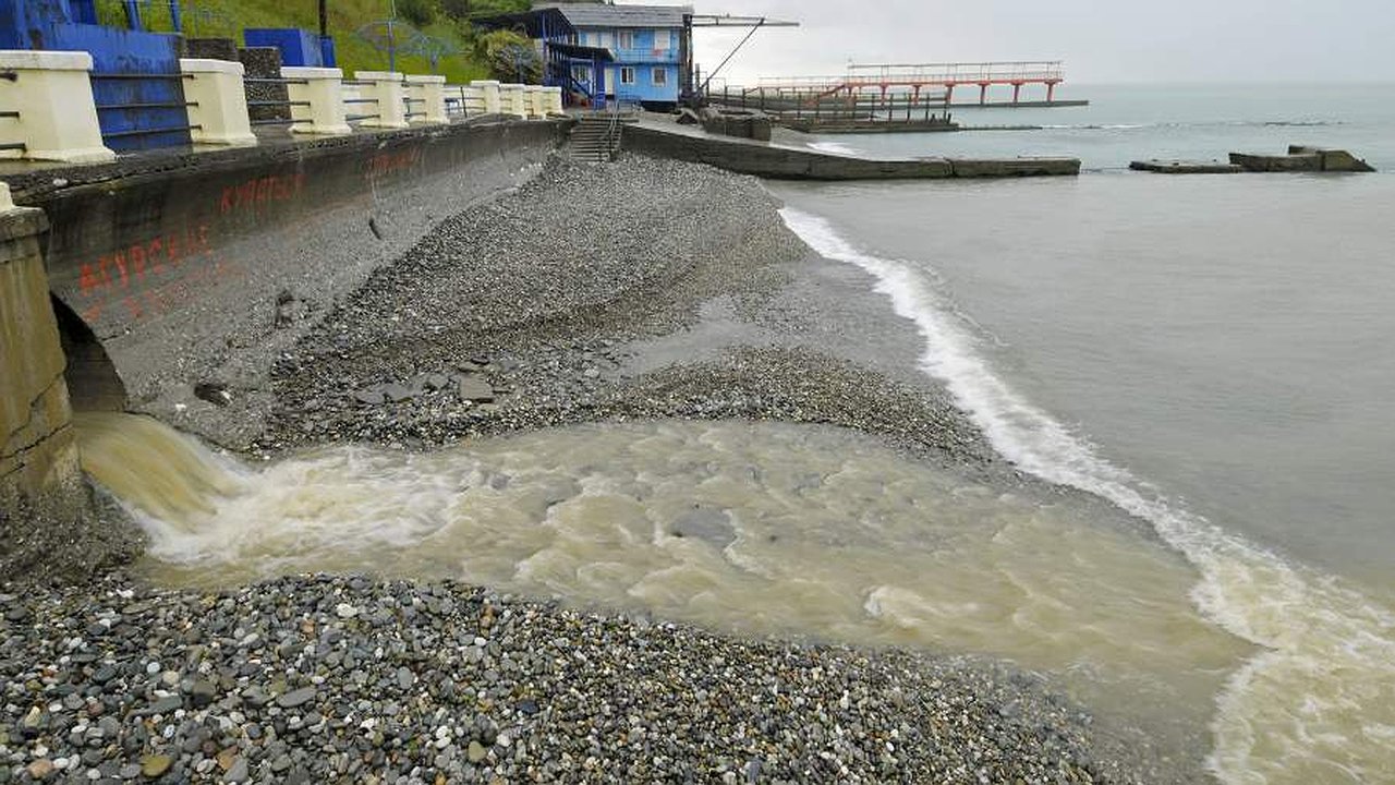 Главная картинка новости: Власти назвали причину появления грязных пятен в море в Мысхако и Широкой Балке