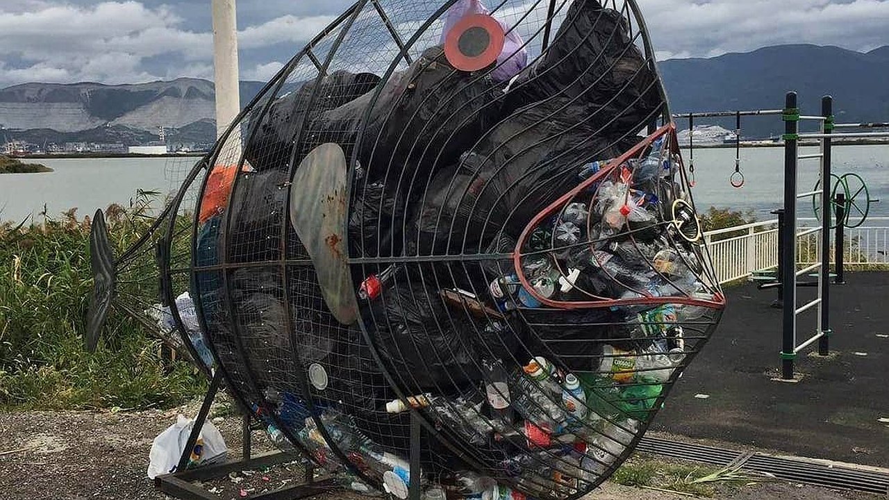 Главная картинка новости: Эко-урна для пластика благодаря стараниям новороссийцев превратилась в мусорный бак