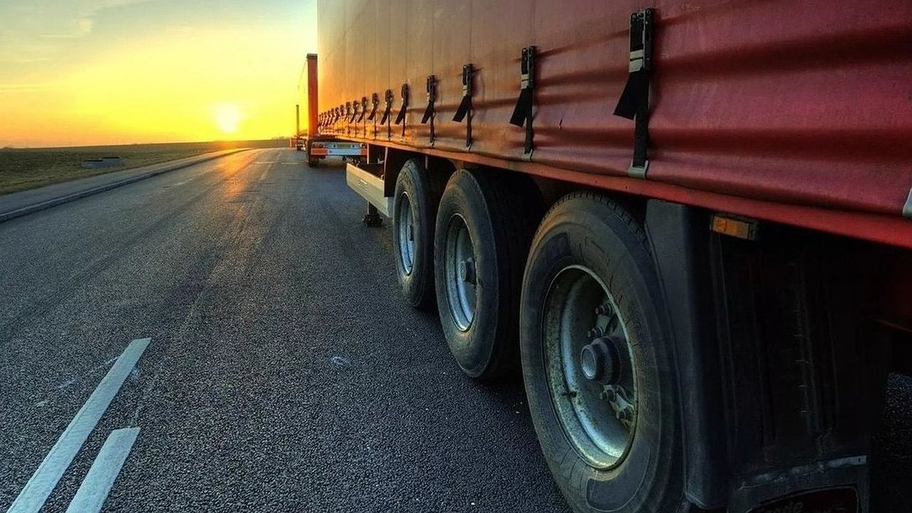 Главная картинка новости: В Новороссийске ввели запрет на передвижение большегрузов в жару