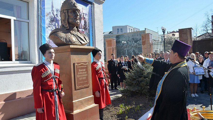 Главная картинка новости: В Новороссийском казачьем корпусе появился бюст Александра Невского