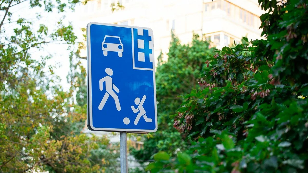 Главная картинка новости: На светофоре на проспекте Ленина установят дополнительную стрелку, а на Видова поставят знак. Автолюбителей Новороссийска ждут изменения