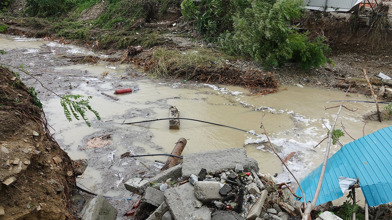 Главная картинка новости: Река под Новороссийском несет весь мусор в открытое море