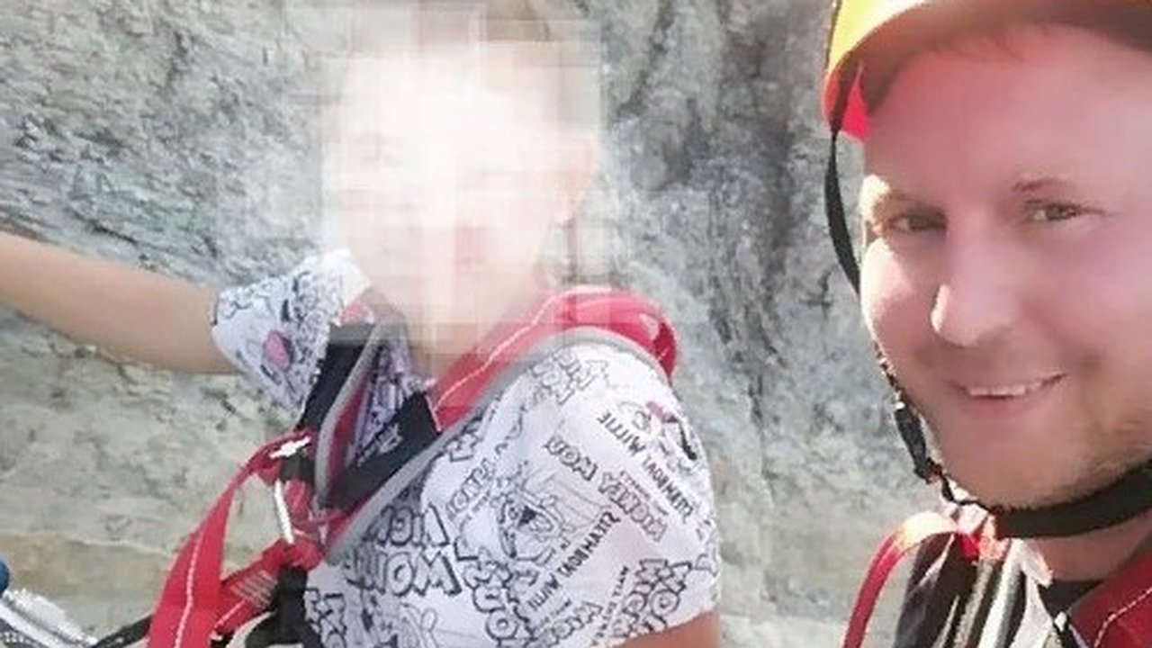 Главная картинка новости: Новороссийские спасатели сняли девочку с Колдуна