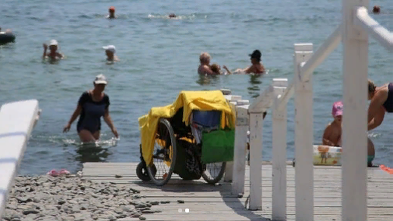 Главная картинка новости: Новые навесы и поручни для спуска в воду. Что еще появится на пляже Алексино этим летом?