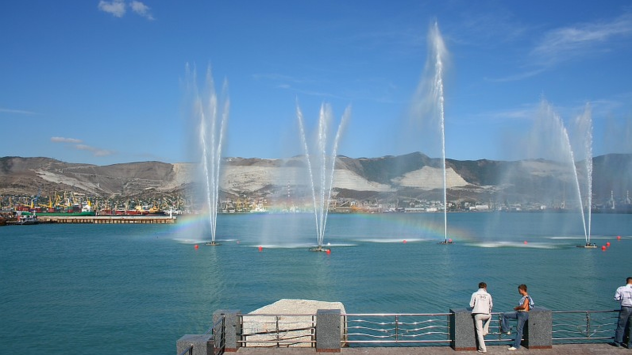 Главная картинка новости: Нужен ли в Новороссийске морской фонтан со светомузыкой? Идет голосование