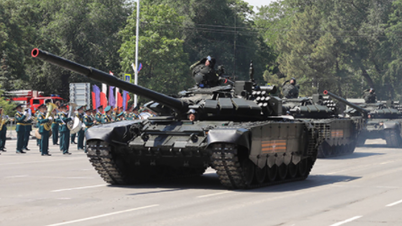 Главная картинка новости: Перед парадом военные пройдут несколько тестов на COVID-19. Новороссийск готовится встретить День Победы