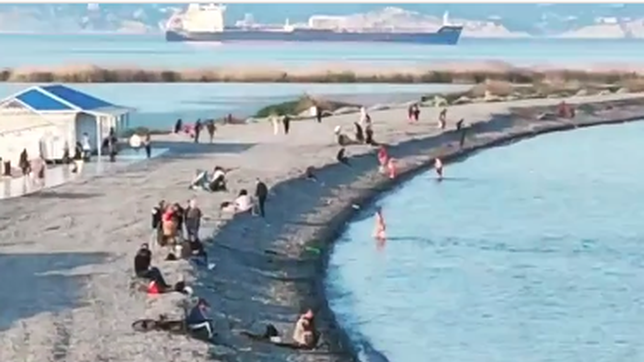 Главная картинка новости: Новороссийцы открывают пляжный сезон. Видео