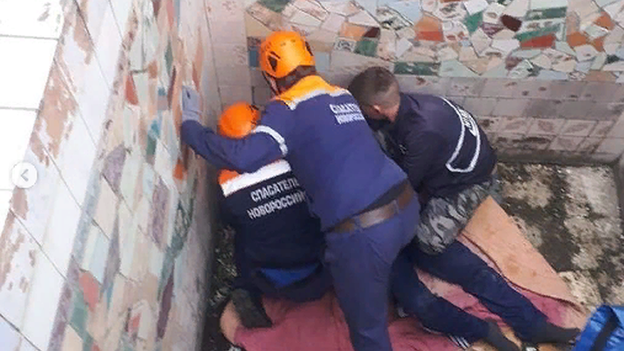 Главная картинка новости: Новороссиец «нырнул» в пустой бассейн: потребовалась помощь спасателей