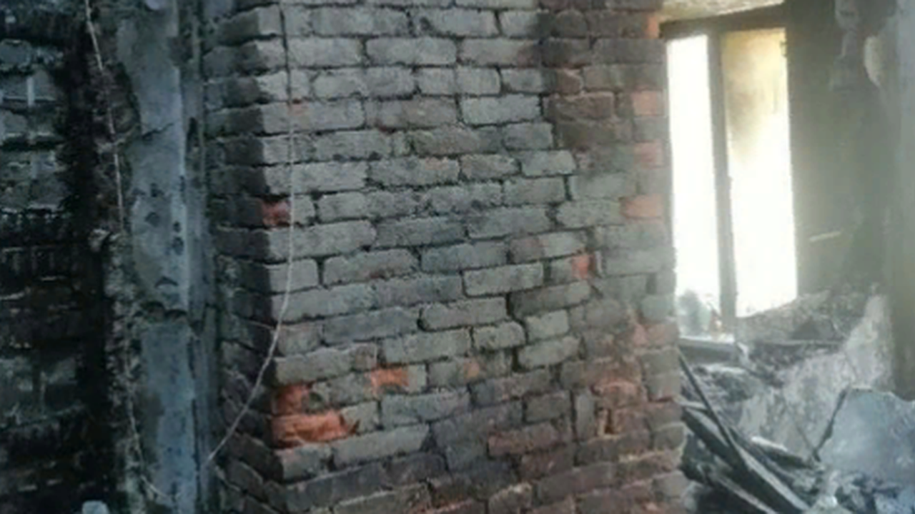 Главная картинка новости: В Новороссийске вторую ночь подряд загорается один и тот же дом