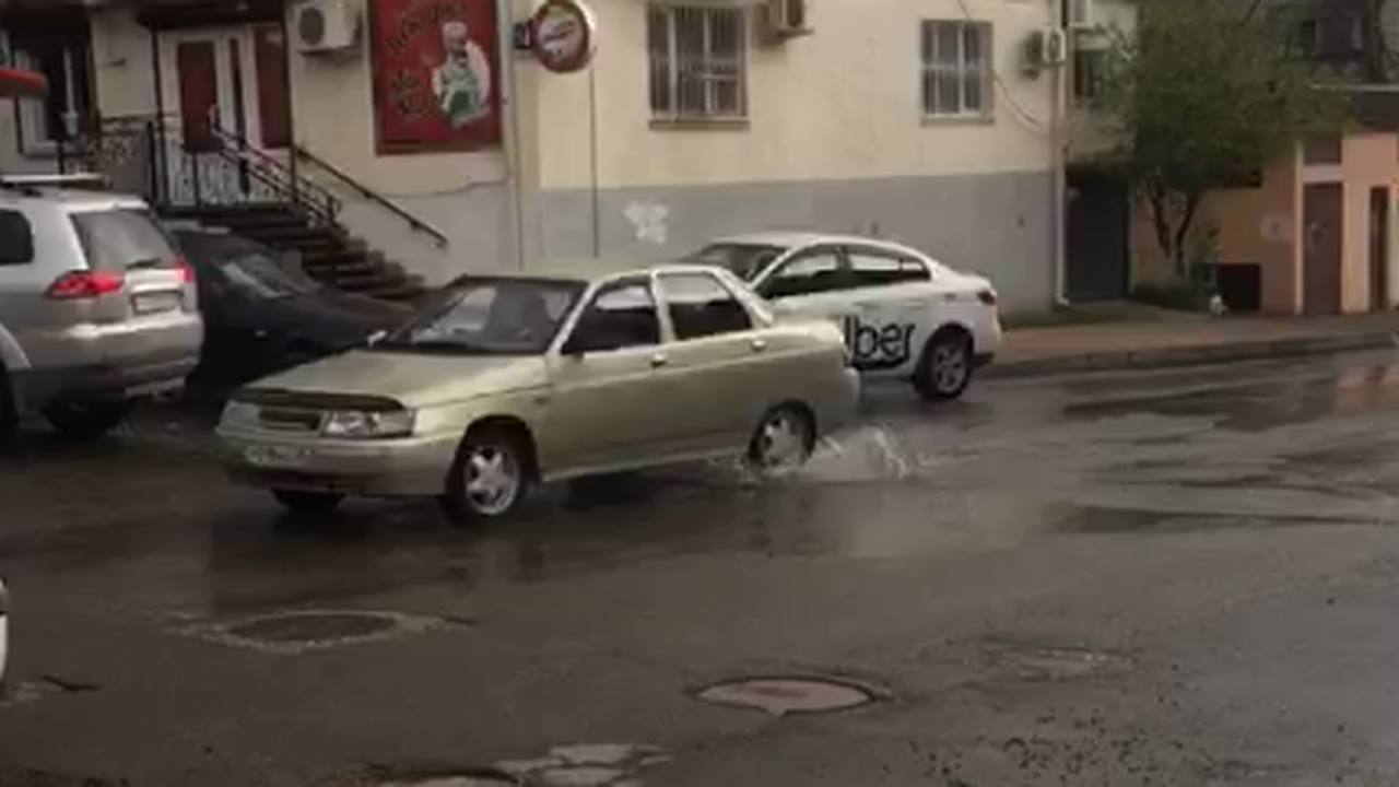 Главная картинка новости: По одной из улиц Новороссийска опять хлещет вода