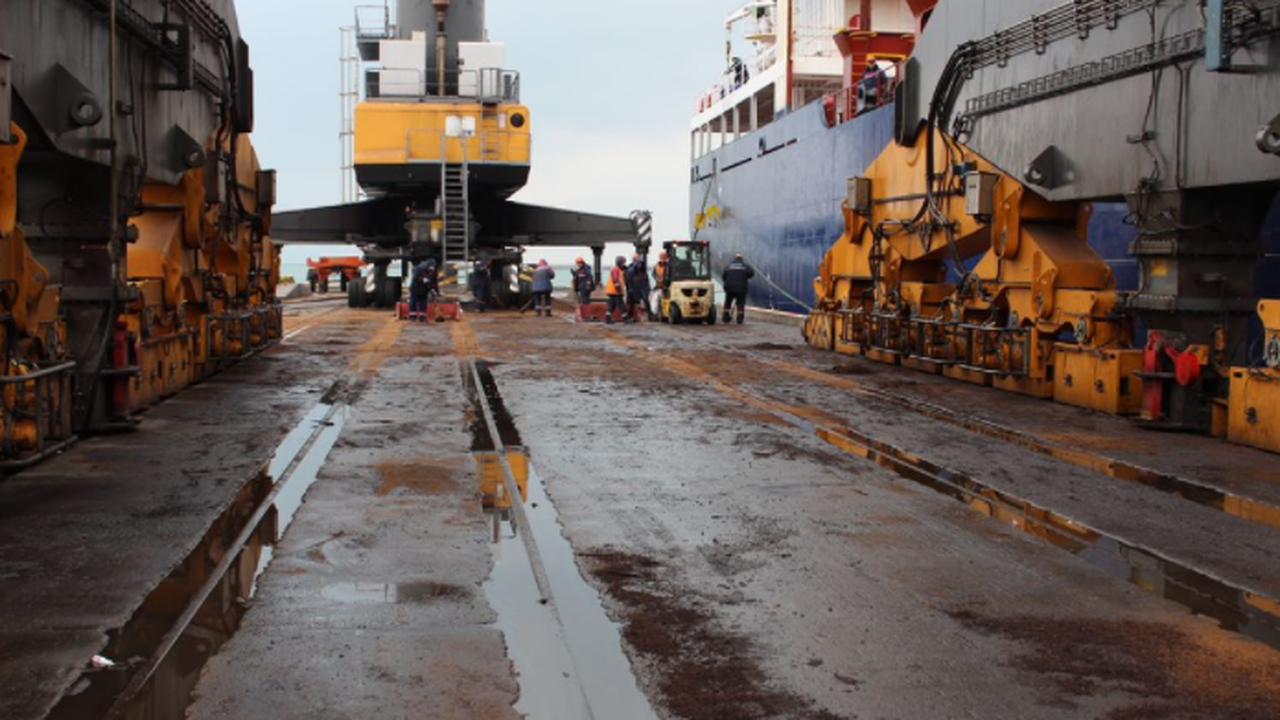 Главная картинка новости: У причала порта Новороссийска появилось маслянистое пятно